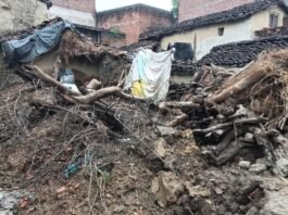 बरसात में कच्चा मकान भरभराकर गिरा, गृहस्थी का सामान मलबे में दबा