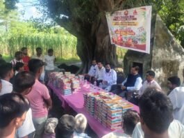 मंझरी भदफर में बाढ़ प्रभावित ग्रामीणों को PNB ने बांटे लंच पैकेट