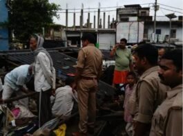 घाटमपुर के लेना बाजार में अचानक गिरा सीमेंट की चादरों का शेड, तीन लोग घायल