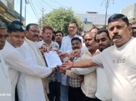 यूपीआई लेनदेन पर एमडीआर सीमा में बदलाव की मांग, व्यापार मंडल ने सांसद को सौंपा ज्ञापन